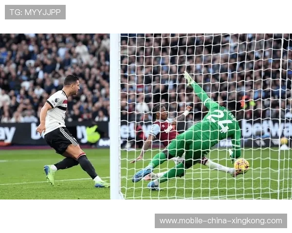 西汉姆联前场抢断连连成功，鲍文力压对手完成关键终结