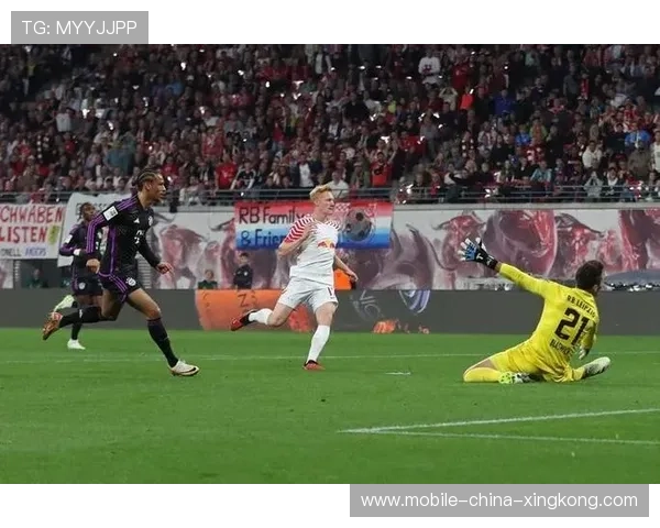 拜仁慕尼黑角球进攻，凯恩抢点成功